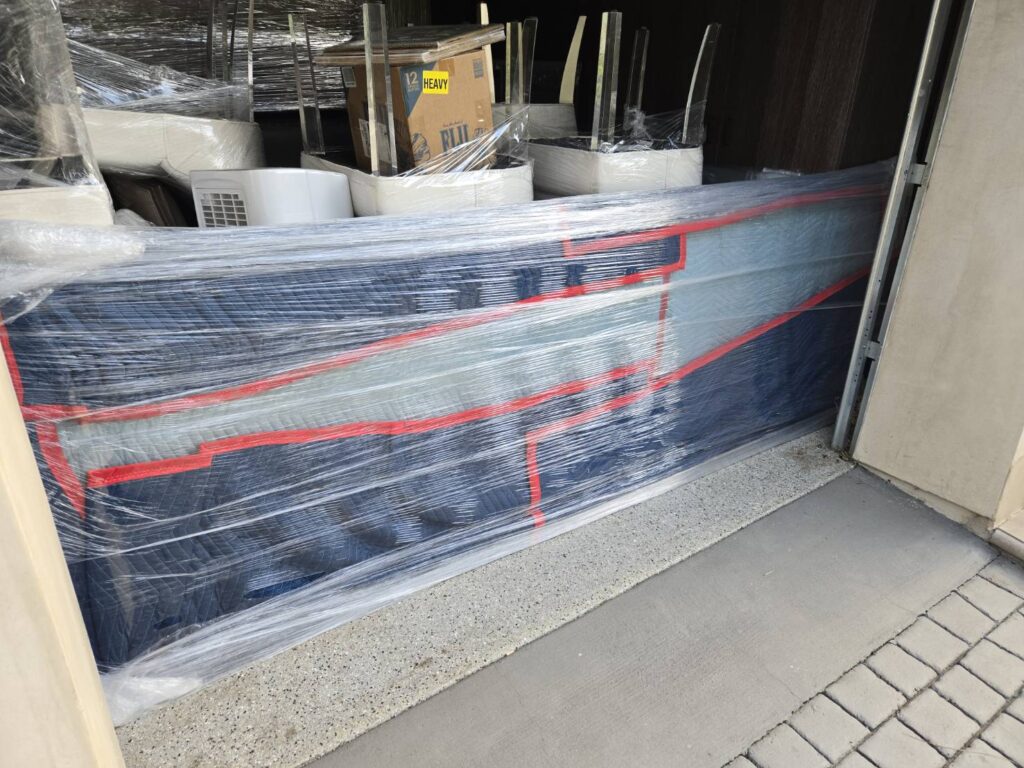 168 Moving长途搬家公司提供专车专送快速搬家方案，这种方式是安排一辆20-40尺的货车专门运送王女士的物品(货车大小决定搬家费用高低)，中途不接其他客户的货，优点是速度快，从西雅图到休斯顿只需要3到6天；缺点是价格较高，但168搬家公司强调即使是专车服务，168 Moving的价格也比United Van Lines、North American Van Lines等大型搬家公司便宜10%到20%，不但价格便宜，服务也比较好，没有隐藏费用，更不会随便乱加价钱。以26尺卡车为例，从西雅图到休斯顿两地搬运费用加上长途卡车费用大约是美金$6500-8500元(简单方式是一英里$3-4元，西雅图到休斯顿距离2200英里)，实际情况要看客户地址位置及东西多寡，是否需要上楼，是否位于偏远郊区，大型家具多寡都会影响搬运时间，搬运时间影响全部价格，通常搬运费用是两位工人时薪120-150/hr元。