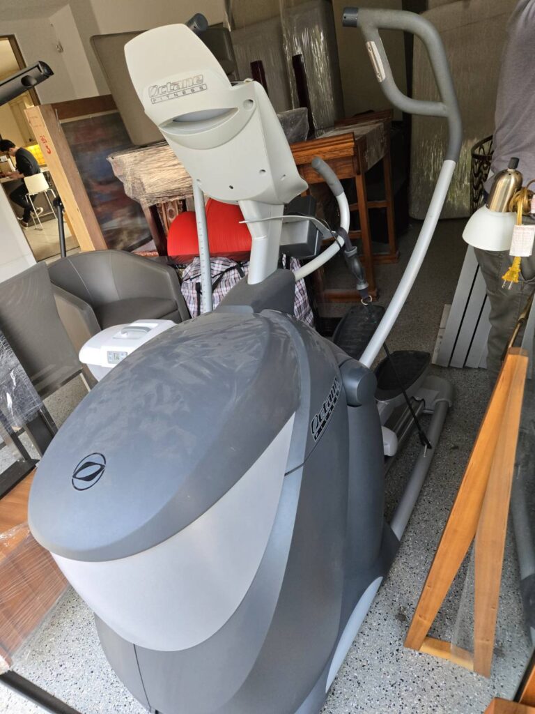 168 Moving长途搬家公司提供专车专送快速搬家方案，这种方式是安排一辆20-40尺的货车专门运送王女士的物品(货车大小决定搬家费用高低)，中途不接其他客户的货，优点是速度快，从西雅图到休斯顿只需要3到6天；缺点是价格较高，但168搬家公司强调即使是专车服务，168 Moving的价格也比United Van Lines、North American Van Lines等大型搬家公司便宜10%到20%，不但价格便宜，服务也比较好，没有隐藏费用，更不会随便乱加价钱。以26尺卡车为例，从西雅图到休斯顿两地搬运费用加上长途卡车费用大约是美金$6500-8500元(简单方式是一英里$3-4元，西雅图到休斯顿距离2200英里)，实际情况要看客户地址位置及东西多寡，是否需要上楼，是否位于偏远郊区，大型家具多寡都会影响搬运时间，搬运时间影响全部价格，通常搬运费用是两位工人时薪120-150/hr元。