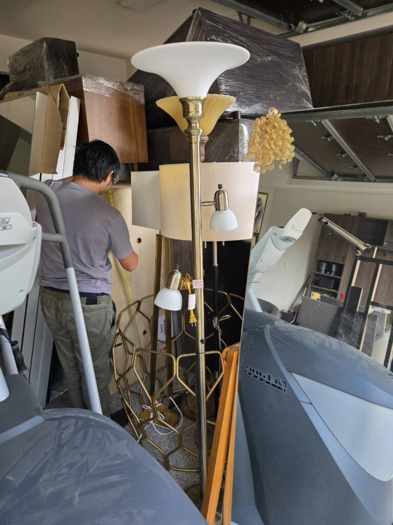 168 Moving长途搬家公司提供专车专送快速搬家方案，这种方式是安排一辆20-40尺的货车专门运送王女士的物品(货车大小决定搬家费用高低)，中途不接其他客户的货，优点是速度快，从西雅图到休斯顿只需要3到6天；缺点是价格较高，但168搬家公司强调即使是专车服务，168 Moving的价格也比United Van Lines、North American Van Lines等大型搬家公司便宜10%到20%，不但价格便宜，服务也比较好，没有隐藏费用，更不会随便乱加价钱。以26尺卡车为例，从西雅图到休斯顿两地搬运费用加上长途卡车费用大约是美金$6500-8500元(简单方式是一英里$3-4元，西雅图到休斯顿距离2200英里)，实际情况要看客户地址位置及东西多寡，是否需要上楼，是否位于偏远郊区，大型家具多寡都会影响搬运时间，搬运时间影响全部价格，通常搬运费用是两位工人时薪120-150/hr元。