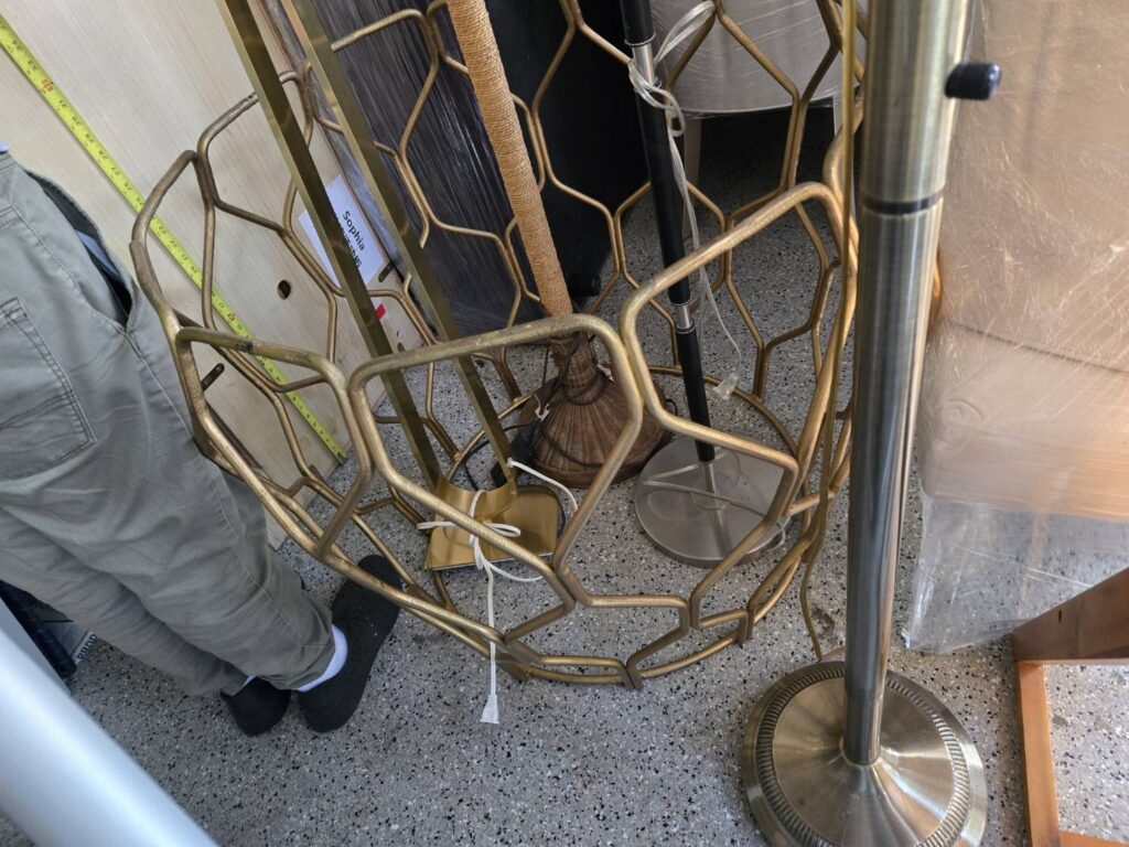 168 Moving长途搬家公司提供专车专送快速搬家方案，这种方式是安排一辆20-40尺的货车专门运送王女士的物品(货车大小决定搬家费用高低)，中途不接其他客户的货，优点是速度快，从西雅图到休斯顿只需要3到6天；缺点是价格较高，但168搬家公司强调即使是专车服务，168 Moving的价格也比United Van Lines、North American Van Lines等大型搬家公司便宜10%到20%，不但价格便宜，服务也比较好，没有隐藏费用，更不会随便乱加价钱。以26尺卡车为例，从西雅图到休斯顿两地搬运费用加上长途卡车费用大约是美金$6500-8500元(简单方式是一英里$3-4元，西雅图到休斯顿距离2200英里)，实际情况要看客户地址位置及东西多寡，是否需要上楼，是否位于偏远郊区，大型家具多寡都会影响搬运时间，搬运时间影响全部价格，通常搬运费用是两位工人时薪120-150/hr元。