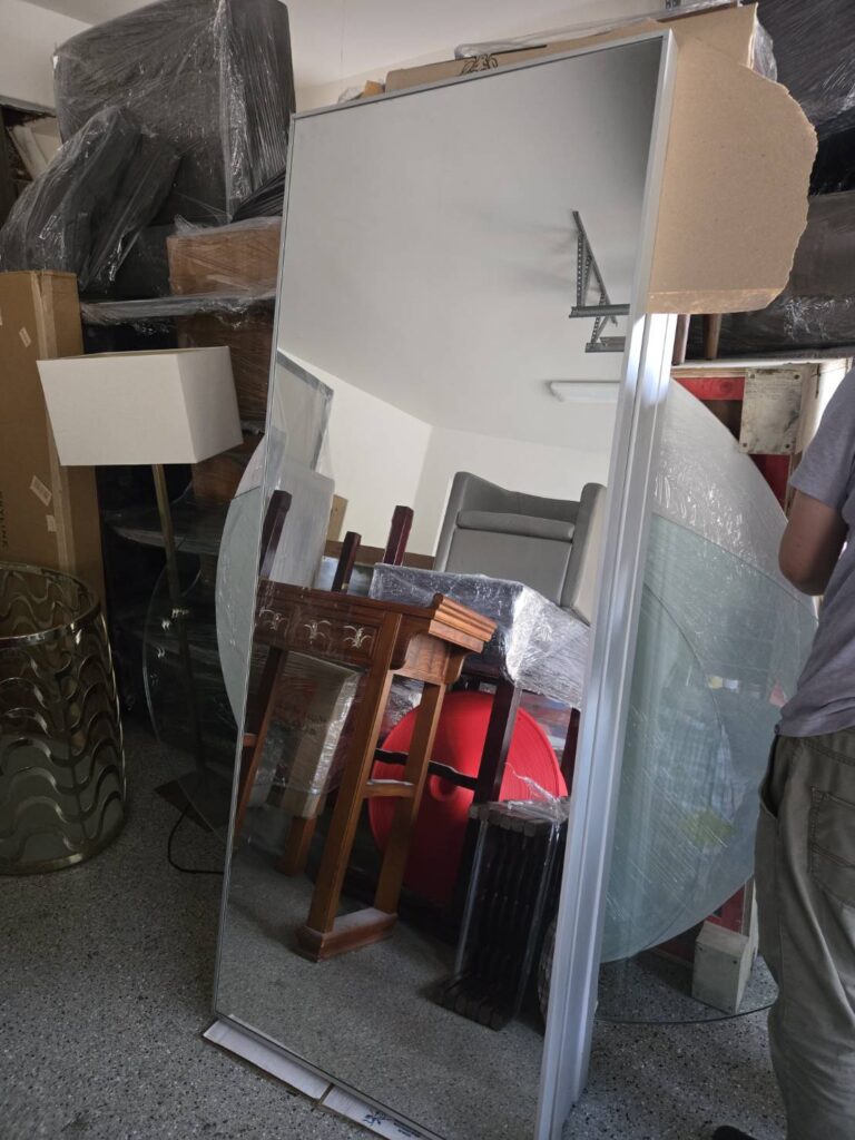 168 Moving长途搬家公司提供专车专送快速搬家方案，这种方式是安排一辆20-40尺的货车专门运送王女士的物品(货车大小决定搬家费用高低)，中途不接其他客户的货，优点是速度快，从西雅图到休斯顿只需要3到6天；缺点是价格较高，但168搬家公司强调即使是专车服务，168 Moving的价格也比United Van Lines、North American Van Lines等大型搬家公司便宜10%到20%，不但价格便宜，服务也比较好，没有隐藏费用，更不会随便乱加价钱。以26尺卡车为例，从西雅图到休斯顿两地搬运费用加上长途卡车费用大约是美金$6500-8500元(简单方式是一英里$3-4元，西雅图到休斯顿距离2200英里)，实际情况要看客户地址位置及东西多寡，是否需要上楼，是否位于偏远郊区，大型家具多寡都会影响搬运时间，搬运时间影响全部价格，通常搬运费用是两位工人时薪120-150/hr元。