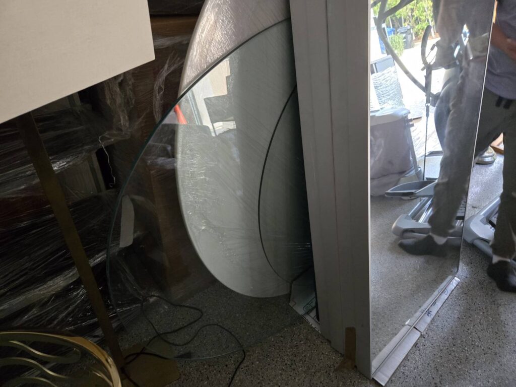 168 Moving长途搬家公司提供专车专送快速搬家方案，这种方式是安排一辆20-40尺的货车专门运送王女士的物品(货车大小决定搬家费用高低)，中途不接其他客户的货，优点是速度快，从西雅图到休斯顿只需要3到6天；缺点是价格较高，但168搬家公司强调即使是专车服务，168 Moving的价格也比United Van Lines、North American Van Lines等大型搬家公司便宜10%到20%，不但价格便宜，服务也比较好，没有隐藏费用，更不会随便乱加价钱。以26尺卡车为例，从西雅图到休斯顿两地搬运费用加上长途卡车费用大约是美金$6500-8500元(简单方式是一英里$3-4元，西雅图到休斯顿距离2200英里)，实际情况要看客户地址位置及东西多寡，是否需要上楼，是否位于偏远郊区，大型家具多寡都会影响搬运时间，搬运时间影响全部价格，通常搬运费用是两位工人时薪120-150/hr元。