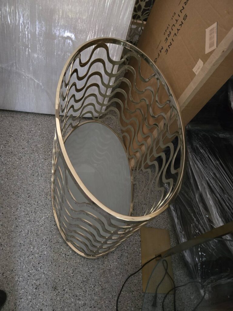 168 Moving长途搬家公司提供专车专送快速搬家方案，这种方式是安排一辆20-40尺的货车专门运送王女士的物品(货车大小决定搬家费用高低)，中途不接其他客户的货，优点是速度快，从西雅图到休斯顿只需要3到6天；缺点是价格较高，但168搬家公司强调即使是专车服务，168 Moving的价格也比United Van Lines、North American Van Lines等大型搬家公司便宜10%到20%，不但价格便宜，服务也比较好，没有隐藏费用，更不会随便乱加价钱。以26尺卡车为例，从西雅图到休斯顿两地搬运费用加上长途卡车费用大约是美金$6500-8500元(简单方式是一英里$3-4元，西雅图到休斯顿距离2200英里)，实际情况要看客户地址位置及东西多寡，是否需要上楼，是否位于偏远郊区，大型家具多寡都会影响搬运时间，搬运时间影响全部价格，通常搬运费用是两位工人时薪120-150/hr元。