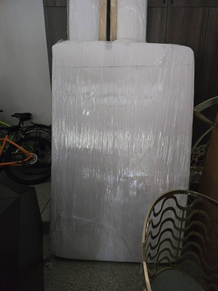 168 Moving长途搬家公司提供专车专送快速搬家方案，这种方式是安排一辆20-40尺的货车专门运送王女士的物品(货车大小决定搬家费用高低)，中途不接其他客户的货，优点是速度快，从西雅图到休斯顿只需要3到6天；缺点是价格较高，但168搬家公司强调即使是专车服务，168 Moving的价格也比United Van Lines、North American Van Lines等大型搬家公司便宜10%到20%，不但价格便宜，服务也比较好，没有隐藏费用，更不会随便乱加价钱。以26尺卡车为例，从西雅图到休斯顿两地搬运费用加上长途卡车费用大约是美金$6500-8500元(简单方式是一英里$3-4元，西雅图到休斯顿距离2200英里)，实际情况要看客户地址位置及东西多寡，是否需要上楼，是否位于偏远郊区，大型家具多寡都会影响搬运时间，搬运时间影响全部价格，通常搬运费用是两位工人时薪120-150/hr元。