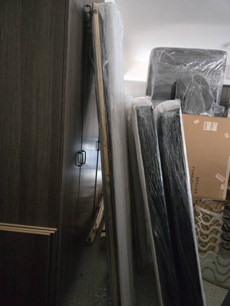 168 Moving长途搬家公司提供专车专送快速搬家方案，这种方式是安排一辆20-40尺的货车专门运送王女士的物品(货车大小决定搬家费用高低)，中途不接其他客户的货，优点是速度快，从西雅图到休斯顿只需要3到6天；缺点是价格较高，但168搬家公司强调即使是专车服务，168 Moving的价格也比United Van Lines、North American Van Lines等大型搬家公司便宜10%到20%，不但价格便宜，服务也比较好，没有隐藏费用，更不会随便乱加价钱。以26尺卡车为例，从西雅图到休斯顿两地搬运费用加上长途卡车费用大约是美金$6500-8500元(简单方式是一英里$3-4元，西雅图到休斯顿距离2200英里)，实际情况要看客户地址位置及东西多寡，是否需要上楼，是否位于偏远郊区，大型家具多寡都会影响搬运时间，搬运时间影响全部价格，通常搬运费用是两位工人时薪120-150/hr元。