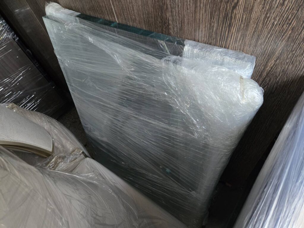 168 Moving长途搬家公司提供专车专送快速搬家方案，这种方式是安排一辆20-40尺的货车专门运送王女士的物品(货车大小决定搬家费用高低)，中途不接其他客户的货，优点是速度快，从西雅图到休斯顿只需要3到6天；缺点是价格较高，但168搬家公司强调即使是专车服务，168 Moving的价格也比United Van Lines、North American Van Lines等大型搬家公司便宜10%到20%，不但价格便宜，服务也比较好，没有隐藏费用，更不会随便乱加价钱。以26尺卡车为例，从西雅图到休斯顿两地搬运费用加上长途卡车费用大约是美金$6500-8500元(简单方式是一英里$3-4元，西雅图到休斯顿距离2200英里)，实际情况要看客户地址位置及东西多寡，是否需要上楼，是否位于偏远郊区，大型家具多寡都会影响搬运时间，搬运时间影响全部价格，通常搬运费用是两位工人时薪120-150/hr元。