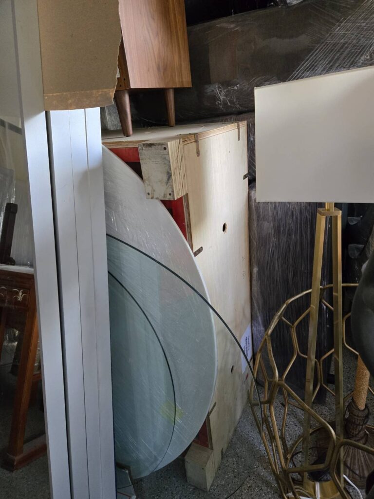 168 Moving长途搬家公司提供专车专送快速搬家方案，这种方式是安排一辆20-40尺的货车专门运送王女士的物品(货车大小决定搬家费用高低)，中途不接其他客户的货，优点是速度快，从西雅图到休斯顿只需要3到6天；缺点是价格较高，但168搬家公司强调即使是专车服务，168 Moving的价格也比United Van Lines、North American Van Lines等大型搬家公司便宜10%到20%，不但价格便宜，服务也比较好，没有隐藏费用，更不会随便乱加价钱。以26尺卡车为例，从西雅图到休斯顿两地搬运费用加上长途卡车费用大约是美金$6500-8500元(简单方式是一英里$3-4元，西雅图到休斯顿距离2200英里)，实际情况要看客户地址位置及东西多寡，是否需要上楼，是否位于偏远郊区，大型家具多寡都会影响搬运时间，搬运时间影响全部价格，通常搬运费用是两位工人时薪120-150/hr元。