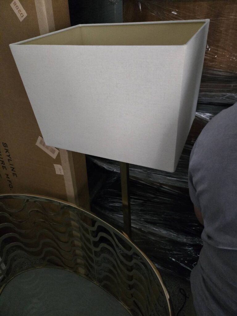 168 Moving长途搬家公司提供专车专送快速搬家方案，这种方式是安排一辆20-40尺的货车专门运送王女士的物品(货车大小决定搬家费用高低)，中途不接其他客户的货，优点是速度快，从西雅图到休斯顿只需要3到6天；缺点是价格较高，但168搬家公司强调即使是专车服务，168 Moving的价格也比United Van Lines、North American Van Lines等大型搬家公司便宜10%到20%，不但价格便宜，服务也比较好，没有隐藏费用，更不会随便乱加价钱。以26尺卡车为例，从西雅图到休斯顿两地搬运费用加上长途卡车费用大约是美金$6500-8500元(简单方式是一英里$3-4元，西雅图到休斯顿距离2200英里)，实际情况要看客户地址位置及东西多寡，是否需要上楼，是否位于偏远郊区，大型家具多寡都会影响搬运时间，搬运时间影响全部价格，通常搬运费用是两位工人时薪120-150/hr元。