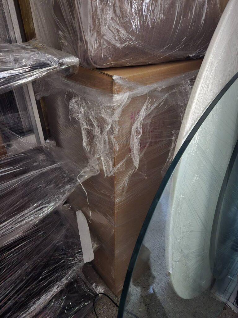 168 Moving长途搬家公司提供专车专送快速搬家方案，这种方式是安排一辆20-40尺的货车专门运送王女士的物品(货车大小决定搬家费用高低)，中途不接其他客户的货，优点是速度快，从西雅图到休斯顿只需要3到6天；缺点是价格较高，但168搬家公司强调即使是专车服务，168 Moving的价格也比United Van Lines、North American Van Lines等大型搬家公司便宜10%到20%，不但价格便宜，服务也比较好，没有隐藏费用，更不会随便乱加价钱。以26尺卡车为例，从西雅图到休斯顿两地搬运费用加上长途卡车费用大约是美金$6500-8500元(简单方式是一英里$3-4元，西雅图到休斯顿距离2200英里)，实际情况要看客户地址位置及东西多寡，是否需要上楼，是否位于偏远郊区，大型家具多寡都会影响搬运时间，搬运时间影响全部价格，通常搬运费用是两位工人时薪120-150/hr元。