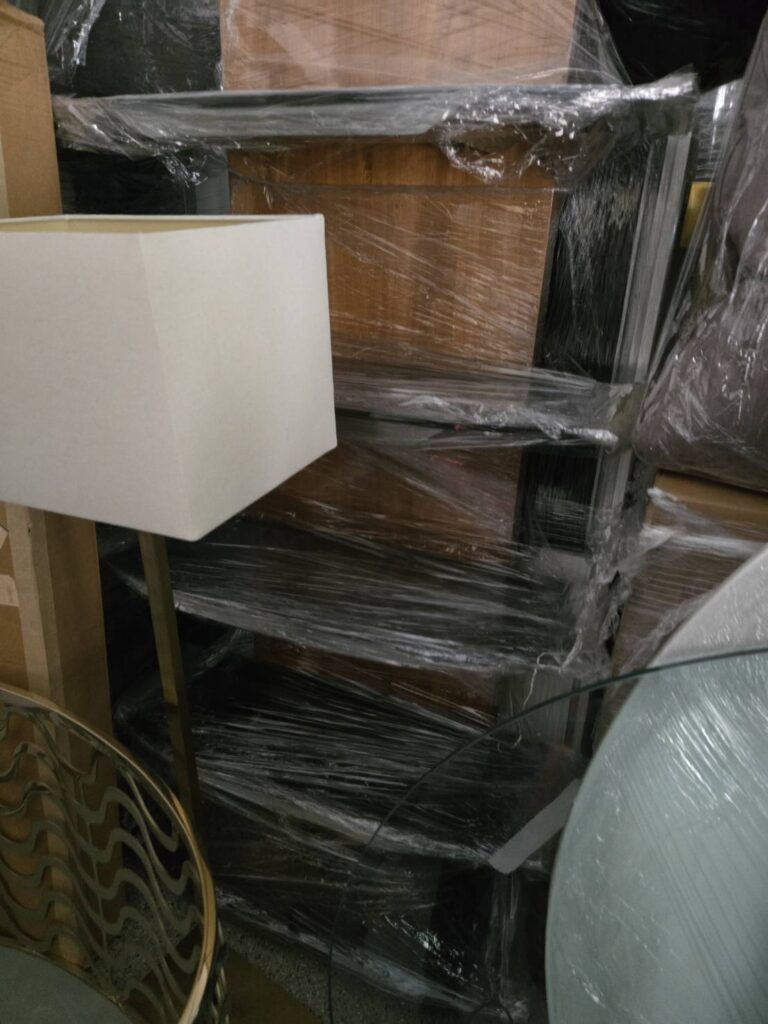 168 Moving长途搬家公司提供专车专送快速搬家方案，这种方式是安排一辆20-40尺的货车专门运送王女士的物品(货车大小决定搬家费用高低)，中途不接其他客户的货，优点是速度快，从西雅图到休斯顿只需要3到6天；缺点是价格较高，但168搬家公司强调即使是专车服务，168 Moving的价格也比United Van Lines、North American Van Lines等大型搬家公司便宜10%到20%，不但价格便宜，服务也比较好，没有隐藏费用，更不会随便乱加价钱。以26尺卡车为例，从西雅图到休斯顿两地搬运费用加上长途卡车费用大约是美金$6500-8500元(简单方式是一英里$3-4元，西雅图到休斯顿距离2200英里)，实际情况要看客户地址位置及东西多寡，是否需要上楼，是否位于偏远郊区，大型家具多寡都会影响搬运时间，搬运时间影响全部价格，通常搬运费用是两位工人时薪120-150/hr元。