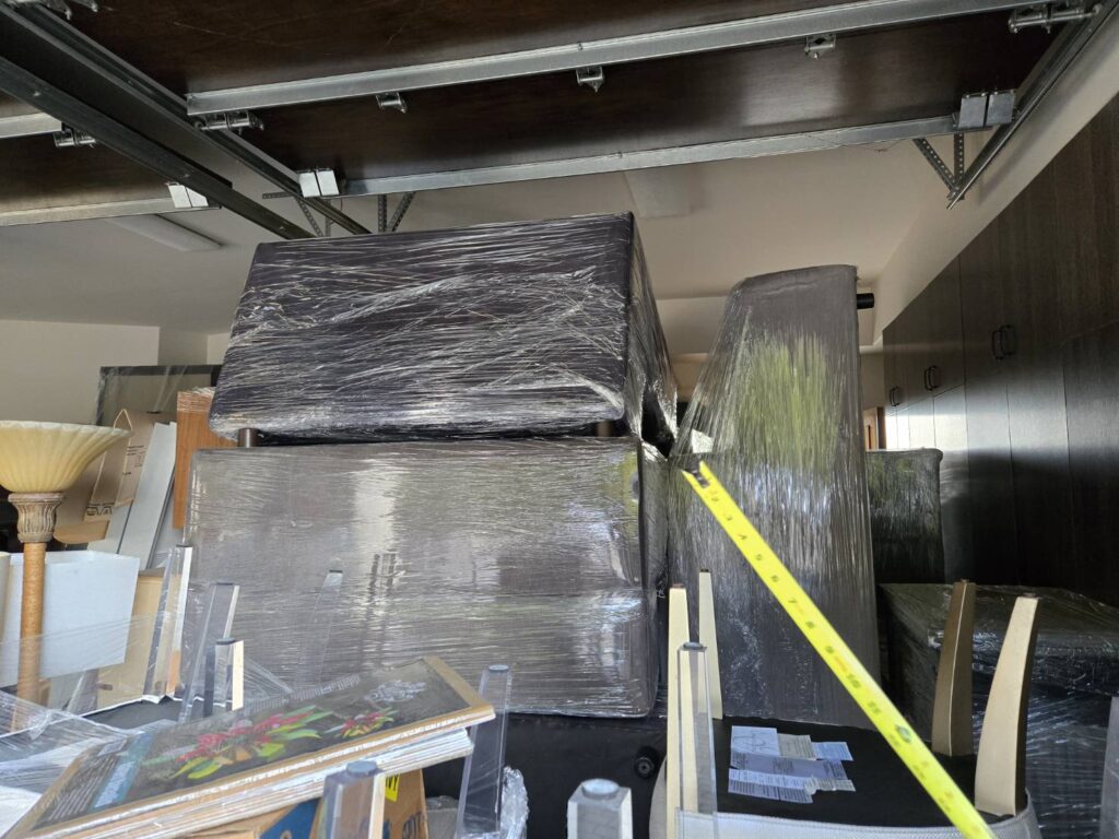 168 Moving长途搬家公司提供专车专送快速搬家方案，这种方式是安排一辆20-40尺的货车专门运送王女士的物品(货车大小决定搬家费用高低)，中途不接其他客户的货，优点是速度快，从西雅图到休斯顿只需要3到6天；缺点是价格较高，但168搬家公司强调即使是专车服务，168 Moving的价格也比United Van Lines、North American Van Lines等大型搬家公司便宜10%到20%，不但价格便宜，服务也比较好，没有隐藏费用，更不会随便乱加价钱。以26尺卡车为例，从西雅图到休斯顿两地搬运费用加上长途卡车费用大约是美金$6500-8500元(简单方式是一英里$3-4元，西雅图到休斯顿距离2200英里)，实际情况要看客户地址位置及东西多寡，是否需要上楼，是否位于偏远郊区，大型家具多寡都会影响搬运时间，搬运时间影响全部价格，通常搬运费用是两位工人时薪120-150/hr元。