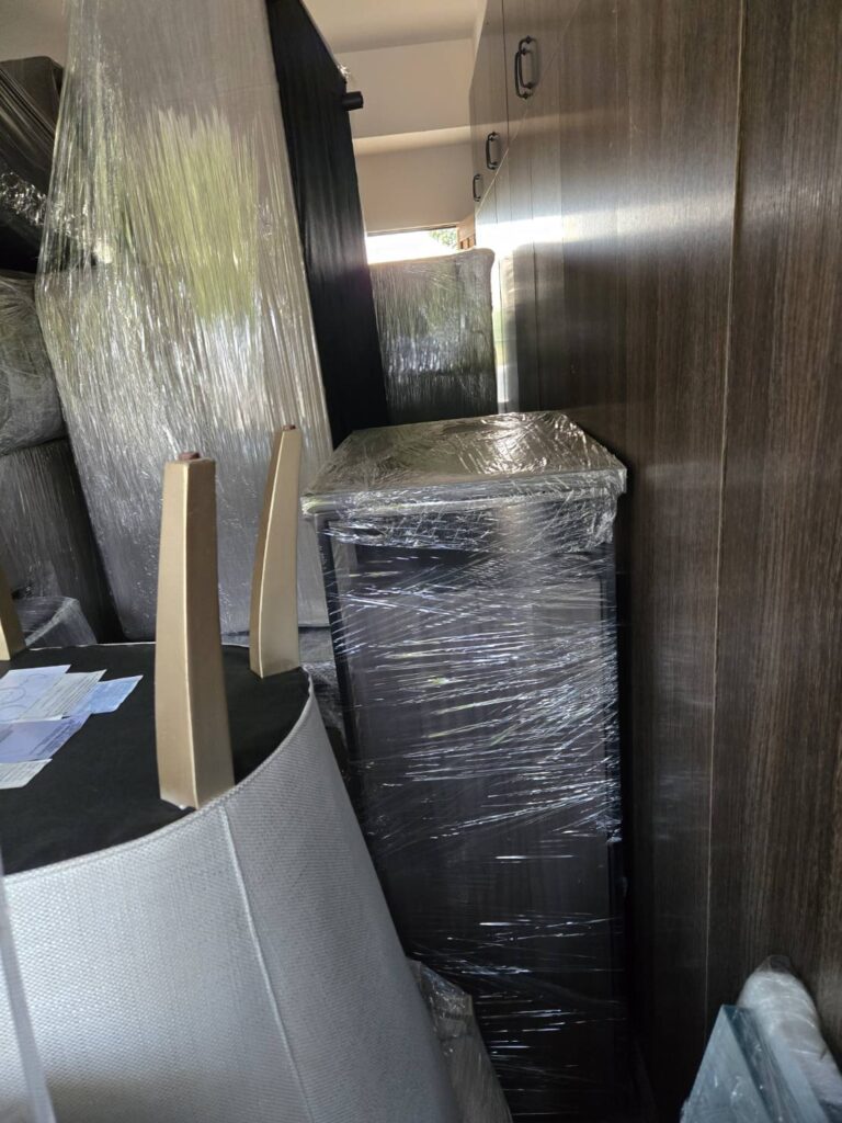 168 Moving长途搬家公司提供专车专送快速搬家方案，这种方式是安排一辆20-40尺的货车专门运送王女士的物品(货车大小决定搬家费用高低)，中途不接其他客户的货，优点是速度快，从西雅图到休斯顿只需要3到6天；缺点是价格较高，但168搬家公司强调即使是专车服务，168 Moving的价格也比United Van Lines、North American Van Lines等大型搬家公司便宜10%到20%，不但价格便宜，服务也比较好，没有隐藏费用，更不会随便乱加价钱。以26尺卡车为例，从西雅图到休斯顿两地搬运费用加上长途卡车费用大约是美金$6500-8500元(简单方式是一英里$3-4元，西雅图到休斯顿距离2200英里)，实际情况要看客户地址位置及东西多寡，是否需要上楼，是否位于偏远郊区，大型家具多寡都会影响搬运时间，搬运时间影响全部价格，通常搬运费用是两位工人时薪120-150/hr元。