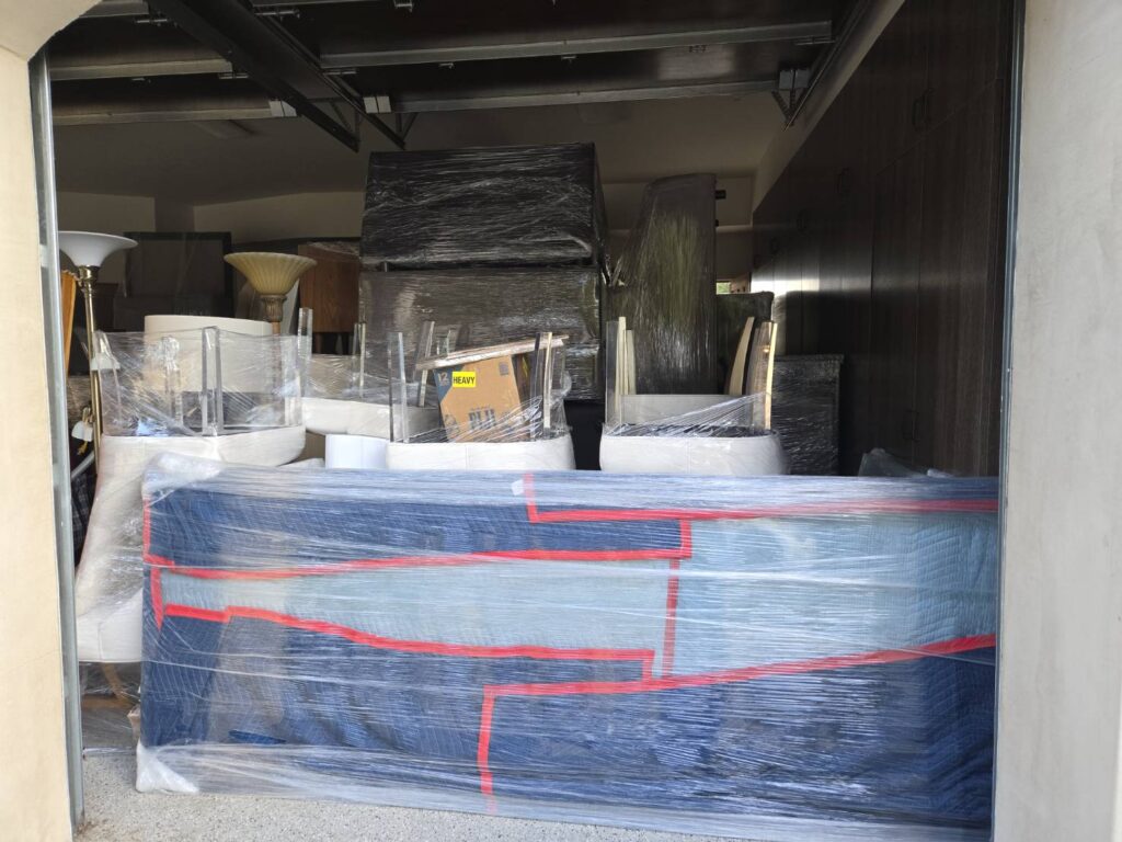 168 Moving长途搬家公司提供专车专送快速搬家方案，这种方式是安排一辆20-40尺的货车专门运送王女士的物品(货车大小决定搬家费用高低)，中途不接其他客户的货，优点是速度快，从西雅图到休斯顿只需要3到6天；缺点是价格较高，但168搬家公司强调即使是专车服务，168 Moving的价格也比United Van Lines、North American Van Lines等大型搬家公司便宜10%到20%，不但价格便宜，服务也比较好，没有隐藏费用，更不会随便乱加价钱。以26尺卡车为例，从西雅图到休斯顿两地搬运费用加上长途卡车费用大约是美金$6500-8500元(简单方式是一英里$3-4元，西雅图到休斯顿距离2200英里)，实际情况要看客户地址位置及东西多寡，是否需要上楼，是否位于偏远郊区，大型家具多寡都会影响搬运时间，搬运时间影响全部价格，通常搬运费用是两位工人时薪120-150/hr元。