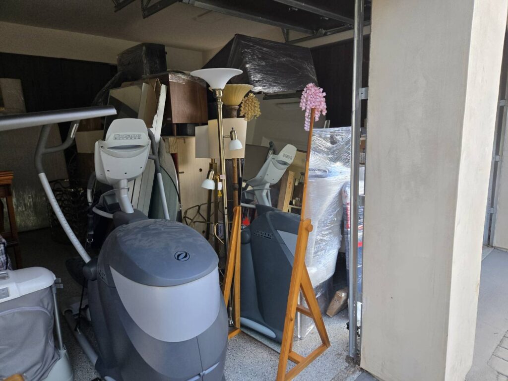 168 Moving长途搬家公司提供专车专送快速搬家方案，这种方式是安排一辆20-40尺的货车专门运送王女士的物品(货车大小决定搬家费用高低)，中途不接其他客户的货，优点是速度快，从西雅图到休斯顿只需要3到6天；缺点是价格较高，但168搬家公司强调即使是专车服务，168 Moving的价格也比United Van Lines、North American Van Lines等大型搬家公司便宜10%到20%，不但价格便宜，服务也比较好，没有隐藏费用，更不会随便乱加价钱。以26尺卡车为例，从西雅图到休斯顿两地搬运费用加上长途卡车费用大约是美金$6500-8500元(简单方式是一英里$3-4元，西雅图到休斯顿距离2200英里)，实际情况要看客户地址位置及东西多寡，是否需要上楼，是否位于偏远郊区，大型家具多寡都会影响搬运时间，搬运时间影响全部价格，通常搬运费用是两位工人时薪120-150/hr元。