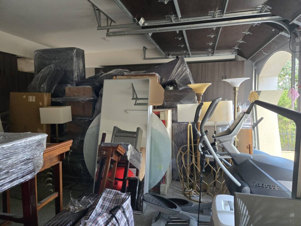 168 Moving长途搬家公司提供专车专送快速搬家方案，这种方式是安排一辆20-40尺的货车专门运送王女士的物品(货车大小决定搬家费用高低)，中途不接其他客户的货，优点是速度快，从西雅图到休斯顿只需要3到6天；缺点是价格较高，但168搬家公司强调即使是专车服务，168 Moving的价格也比United Van Lines、North American Van Lines等大型搬家公司便宜10%到20%，不但价格便宜，服务也比较好，没有隐藏费用，更不会随便乱加价钱。以26尺卡车为例，从西雅图到休斯顿两地搬运费用加上长途卡车费用大约是美金$6500-8500元(简单方式是一英里$3-4元，西雅图到休斯顿距离2200英里)，实际情况要看客户地址位置及东西多寡，是否需要上楼，是否位于偏远郊区，大型家具多寡都会影响搬运时间，搬运时间影响全部价格，通常搬运费用是两位工人时薪120-150/hr元。