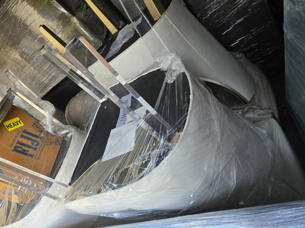 168 Moving长途搬家公司提供专车专送快速搬家方案，这种方式是安排一辆20-40尺的货车专门运送王女士的物品(货车大小决定搬家费用高低)，中途不接其他客户的货，优点是速度快，从西雅图到休斯顿只需要3到6天；缺点是价格较高，但168搬家公司强调即使是专车服务，168 Moving的价格也比United Van Lines、North American Van Lines等大型搬家公司便宜10%到20%，不但价格便宜，服务也比较好，没有隐藏费用，更不会随便乱加价钱。以26尺卡车为例，从西雅图到休斯顿两地搬运费用加上长途卡车费用大约是美金$6500-8500元(简单方式是一英里$3-4元，西雅图到休斯顿距离2200英里)，实际情况要看客户地址位置及东西多寡，是否需要上楼，是否位于偏远郊区，大型家具多寡都会影响搬运时间，搬运时间影响全部价格，通常搬运费用是两位工人时薪120-150/hr元。