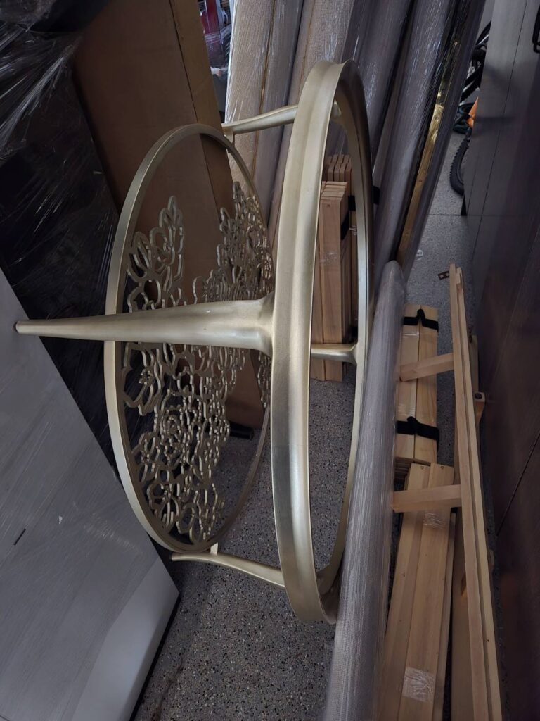 168 Moving长途搬家公司提供专车专送快速搬家方案，这种方式是安排一辆20-40尺的货车专门运送王女士的物品(货车大小决定搬家费用高低)，中途不接其他客户的货，优点是速度快，从西雅图到休斯顿只需要3到6天；缺点是价格较高，但168搬家公司强调即使是专车服务，168 Moving的价格也比United Van Lines、North American Van Lines等大型搬家公司便宜10%到20%，不但价格便宜，服务也比较好，没有隐藏费用，更不会随便乱加价钱。以26尺卡车为例，从西雅图到休斯顿两地搬运费用加上长途卡车费用大约是美金$6500-8500元(简单方式是一英里$3-4元，西雅图到休斯顿距离2200英里)，实际情况要看客户地址位置及东西多寡，是否需要上楼，是否位于偏远郊区，大型家具多寡都会影响搬运时间，搬运时间影响全部价格，通常搬运费用是两位工人时薪120-150/hr元。