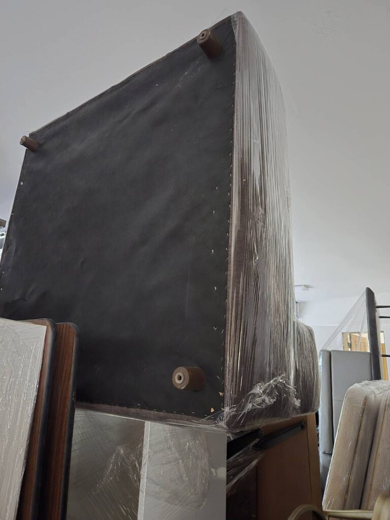 168 Moving长途搬家公司提供专车专送快速搬家方案，这种方式是安排一辆20-40尺的货车专门运送王女士的物品(货车大小决定搬家费用高低)，中途不接其他客户的货，优点是速度快，从西雅图到休斯顿只需要3到6天；缺点是价格较高，但168搬家公司强调即使是专车服务，168 Moving的价格也比United Van Lines、North American Van Lines等大型搬家公司便宜10%到20%，不但价格便宜，服务也比较好，没有隐藏费用，更不会随便乱加价钱。以26尺卡车为例，从西雅图到休斯顿两地搬运费用加上长途卡车费用大约是美金$6500-8500元(简单方式是一英里$3-4元，西雅图到休斯顿距离2200英里)，实际情况要看客户地址位置及东西多寡，是否需要上楼，是否位于偏远郊区，大型家具多寡都会影响搬运时间，搬运时间影响全部价格，通常搬运费用是两位工人时薪120-150/hr元。