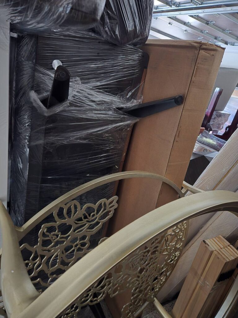 168 Moving长途搬家公司提供专车专送快速搬家方案，这种方式是安排一辆20-40尺的货车专门运送王女士的物品(货车大小决定搬家费用高低)，中途不接其他客户的货，优点是速度快，从西雅图到休斯顿只需要3到6天；缺点是价格较高，但168搬家公司强调即使是专车服务，168 Moving的价格也比United Van Lines、North American Van Lines等大型搬家公司便宜10%到20%，不但价格便宜，服务也比较好，没有隐藏费用，更不会随便乱加价钱。以26尺卡车为例，从西雅图到休斯顿两地搬运费用加上长途卡车费用大约是美金$6500-8500元(简单方式是一英里$3-4元，西雅图到休斯顿距离2200英里)，实际情况要看客户地址位置及东西多寡，是否需要上楼，是否位于偏远郊区，大型家具多寡都会影响搬运时间，搬运时间影响全部价格，通常搬运费用是两位工人时薪120-150/hr元。