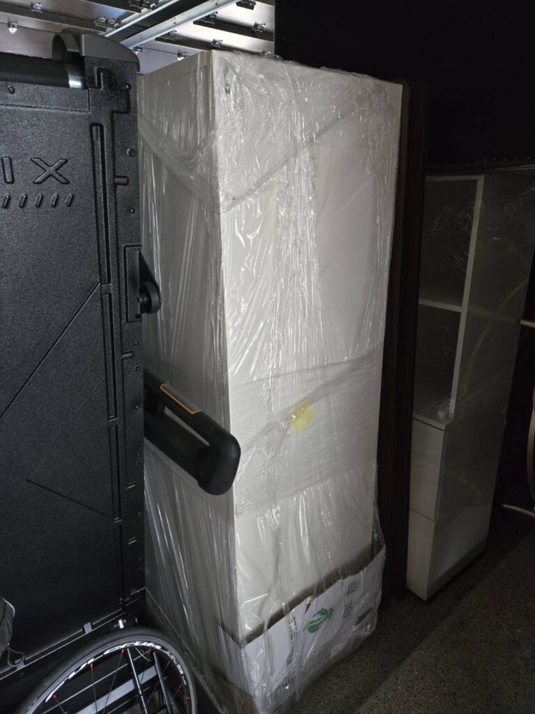 168 Moving长途搬家公司提供专车专送快速搬家方案，这种方式是安排一辆20-40尺的货车专门运送王女士的物品(货车大小决定搬家费用高低)，中途不接其他客户的货，优点是速度快，从西雅图到休斯顿只需要3到6天；缺点是价格较高，但168搬家公司强调即使是专车服务，168 Moving的价格也比United Van Lines、North American Van Lines等大型搬家公司便宜10%到20%，不但价格便宜，服务也比较好，没有隐藏费用，更不会随便乱加价钱。以26尺卡车为例，从西雅图到休斯顿两地搬运费用加上长途卡车费用大约是美金$6500-8500元(简单方式是一英里$3-4元，西雅图到休斯顿距离2200英里)，实际情况要看客户地址位置及东西多寡，是否需要上楼，是否位于偏远郊区，大型家具多寡都会影响搬运时间，搬运时间影响全部价格，通常搬运费用是两位工人时薪120-150/hr元。