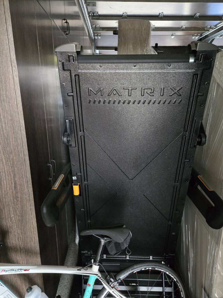 168 Moving长途搬家公司提供专车专送快速搬家方案，这种方式是安排一辆20-40尺的货车专门运送王女士的物品(货车大小决定搬家费用高低)，中途不接其他客户的货，优点是速度快，从西雅图到休斯顿只需要3到6天；缺点是价格较高，但168搬家公司强调即使是专车服务，168 Moving的价格也比United Van Lines、North American Van Lines等大型搬家公司便宜10%到20%，不但价格便宜，服务也比较好，没有隐藏费用，更不会随便乱加价钱。以26尺卡车为例，从西雅图到休斯顿两地搬运费用加上长途卡车费用大约是美金$6500-8500元(简单方式是一英里$3-4元，西雅图到休斯顿距离2200英里)，实际情况要看客户地址位置及东西多寡，是否需要上楼，是否位于偏远郊区，大型家具多寡都会影响搬运时间，搬运时间影响全部价格，通常搬运费用是两位工人时薪120-150/hr元。