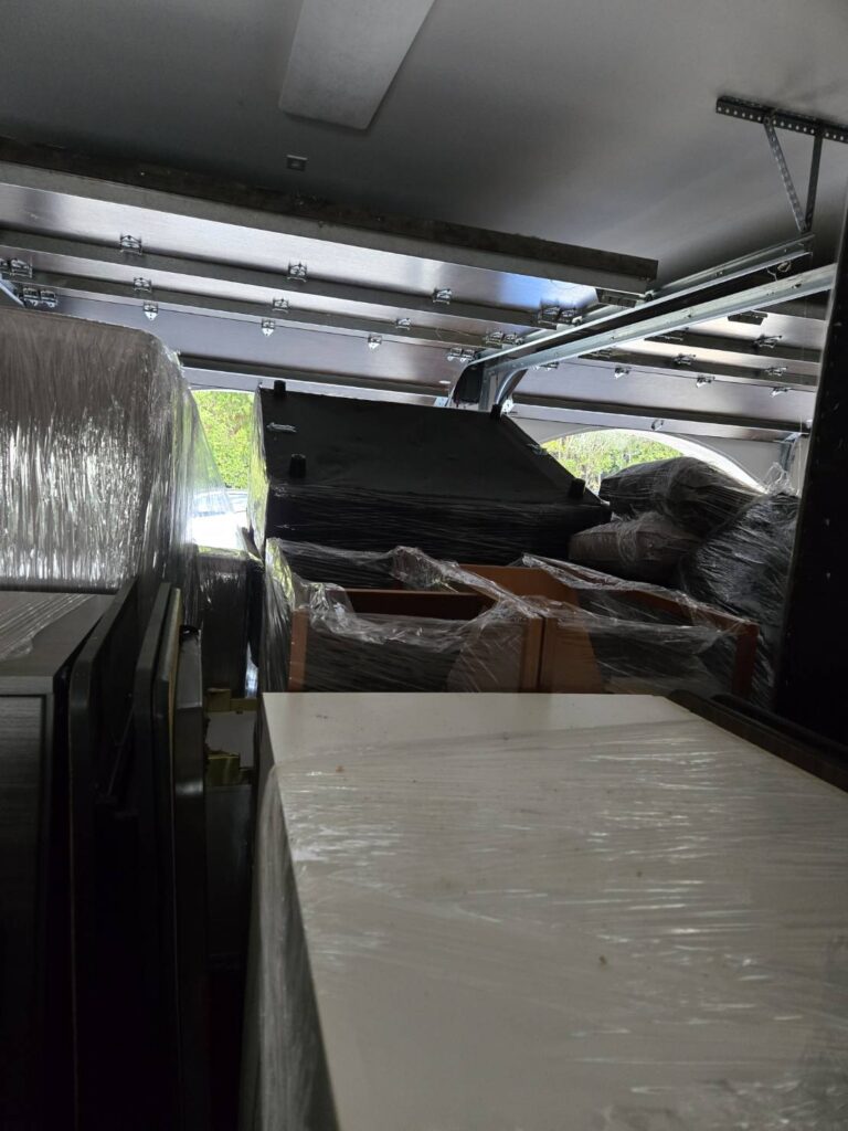 168 Moving长途搬家公司提供专车专送快速搬家方案，这种方式是安排一辆20-40尺的货车专门运送王女士的物品(货车大小决定搬家费用高低)，中途不接其他客户的货，优点是速度快，从西雅图到休斯顿只需要3到6天；缺点是价格较高，但168搬家公司强调即使是专车服务，168 Moving的价格也比United Van Lines、North American Van Lines等大型搬家公司便宜10%到20%，不但价格便宜，服务也比较好，没有隐藏费用，更不会随便乱加价钱。以26尺卡车为例，从西雅图到休斯顿两地搬运费用加上长途卡车费用大约是美金$6500-8500元(简单方式是一英里$3-4元，西雅图到休斯顿距离2200英里)，实际情况要看客户地址位置及东西多寡，是否需要上楼，是否位于偏远郊区，大型家具多寡都会影响搬运时间，搬运时间影响全部价格，通常搬运费用是两位工人时薪120-150/hr元。