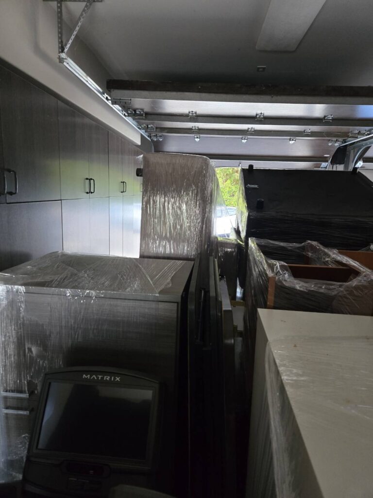 168 Moving长途搬家公司提供专车专送快速搬家方案，这种方式是安排一辆20-40尺的货车专门运送王女士的物品(货车大小决定搬家费用高低)，中途不接其他客户的货，优点是速度快，从西雅图到休斯顿只需要3到6天；缺点是价格较高，但168搬家公司强调即使是专车服务，168 Moving的价格也比United Van Lines、North American Van Lines等大型搬家公司便宜10%到20%，不但价格便宜，服务也比较好，没有隐藏费用，更不会随便乱加价钱。以26尺卡车为例，从西雅图到休斯顿两地搬运费用加上长途卡车费用大约是美金$6500-8500元(简单方式是一英里$3-4元，西雅图到休斯顿距离2200英里)，实际情况要看客户地址位置及东西多寡，是否需要上楼，是否位于偏远郊区，大型家具多寡都会影响搬运时间，搬运时间影响全部价格，通常搬运费用是两位工人时薪120-150/hr元。