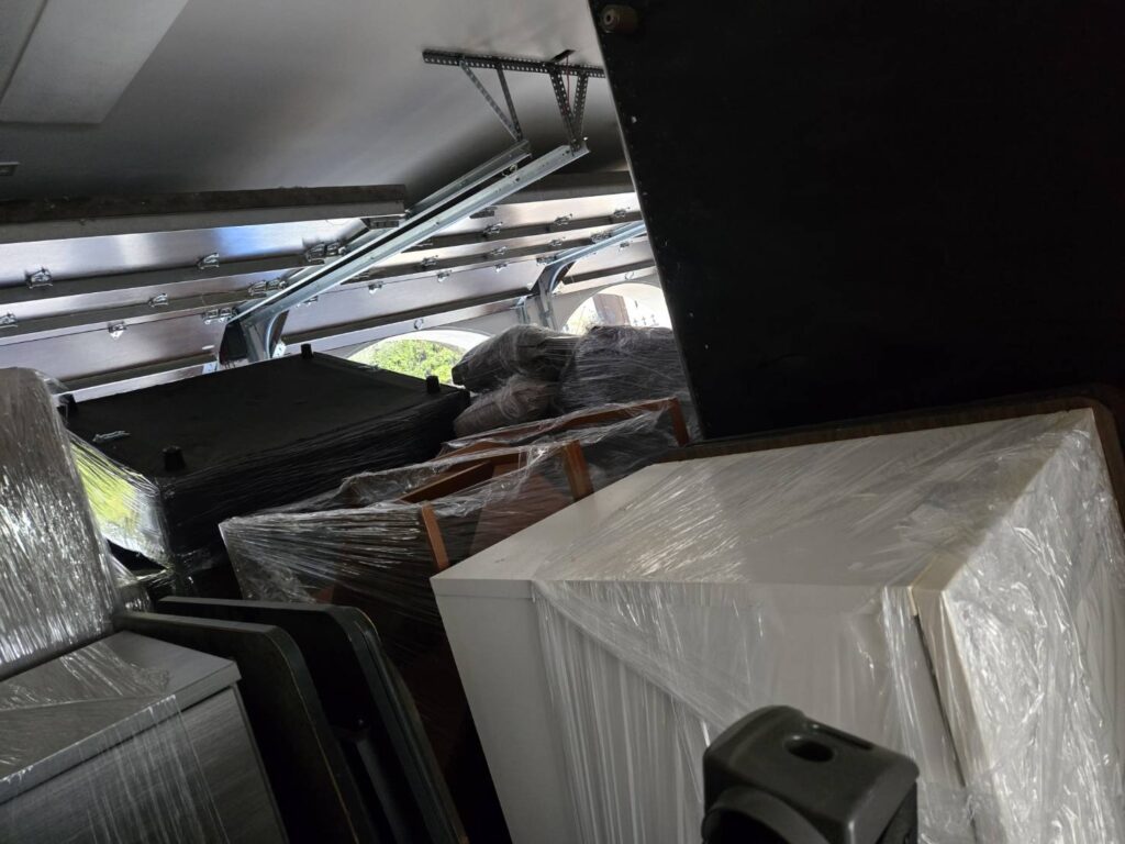 168 Moving长途搬家公司提供专车专送快速搬家方案，这种方式是安排一辆20-40尺的货车专门运送王女士的物品(货车大小决定搬家费用高低)，中途不接其他客户的货，优点是速度快，从西雅图到休斯顿只需要3到6天；缺点是价格较高，但168搬家公司强调即使是专车服务，168 Moving的价格也比United Van Lines、North American Van Lines等大型搬家公司便宜10%到20%，不但价格便宜，服务也比较好，没有隐藏费用，更不会随便乱加价钱。以26尺卡车为例，从西雅图到休斯顿两地搬运费用加上长途卡车费用大约是美金$6500-8500元(简单方式是一英里$3-4元，西雅图到休斯顿距离2200英里)，实际情况要看客户地址位置及东西多寡，是否需要上楼，是否位于偏远郊区，大型家具多寡都会影响搬运时间，搬运时间影响全部价格，通常搬运费用是两位工人时薪120-150/hr元。