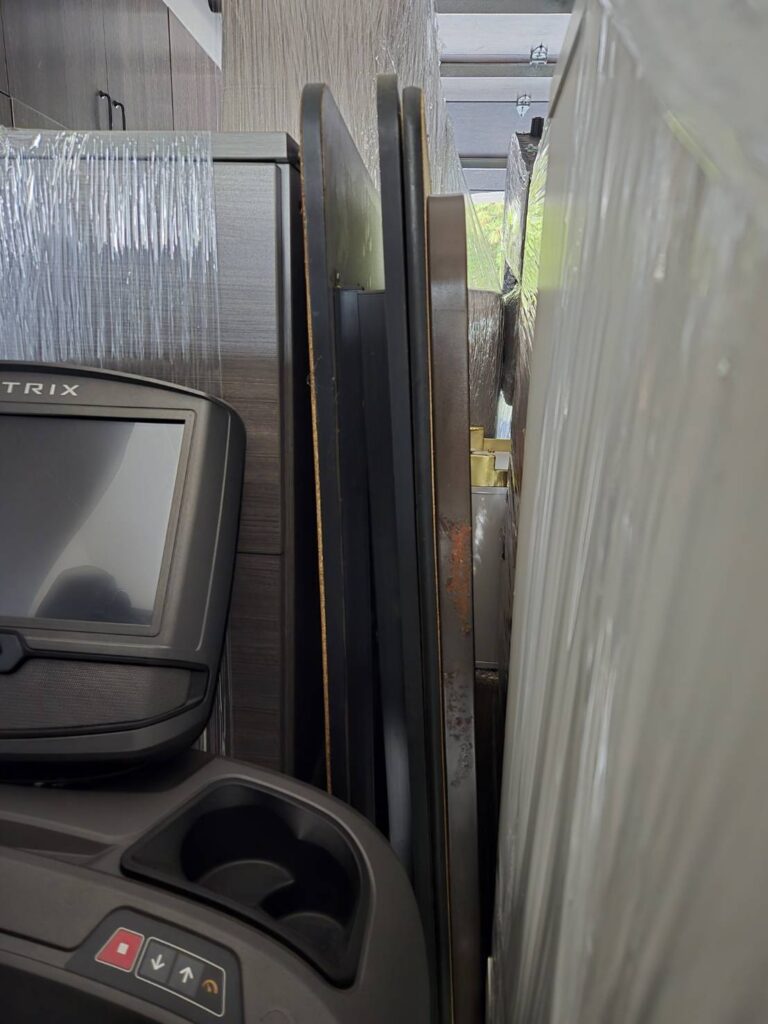 168 Moving长途搬家公司提供专车专送快速搬家方案，这种方式是安排一辆20-40尺的货车专门运送王女士的物品(货车大小决定搬家费用高低)，中途不接其他客户的货，优点是速度快，从西雅图到休斯顿只需要3到6天；缺点是价格较高，但168搬家公司强调即使是专车服务，168 Moving的价格也比United Van Lines、North American Van Lines等大型搬家公司便宜10%到20%，不但价格便宜，服务也比较好，没有隐藏费用，更不会随便乱加价钱。以26尺卡车为例，从西雅图到休斯顿两地搬运费用加上长途卡车费用大约是美金$6500-8500元(简单方式是一英里$3-4元，西雅图到休斯顿距离2200英里)，实际情况要看客户地址位置及东西多寡，是否需要上楼，是否位于偏远郊区，大型家具多寡都会影响搬运时间，搬运时间影响全部价格，通常搬运费用是两位工人时薪120-150/hr元。