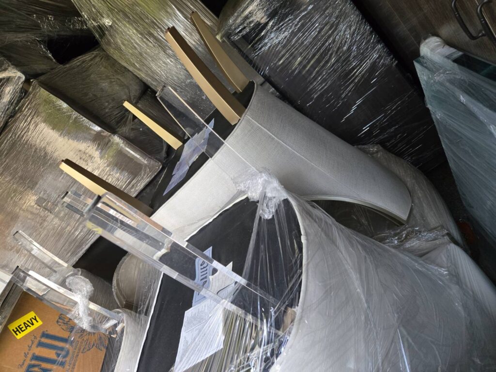 168 Moving长途搬家公司提供专车专送快速搬家方案，这种方式是安排一辆20-40尺的货车专门运送王女士的物品(货车大小决定搬家费用高低)，中途不接其他客户的货，优点是速度快，从西雅图到休斯顿只需要3到6天；缺点是价格较高，但168搬家公司强调即使是专车服务，168 Moving的价格也比United Van Lines、North American Van Lines等大型搬家公司便宜10%到20%，不但价格便宜，服务也比较好，没有隐藏费用，更不会随便乱加价钱。以26尺卡车为例，从西雅图到休斯顿两地搬运费用加上长途卡车费用大约是美金$6500-8500元(简单方式是一英里$3-4元，西雅图到休斯顿距离2200英里)，实际情况要看客户地址位置及东西多寡，是否需要上楼，是否位于偏远郊区，大型家具多寡都会影响搬运时间，搬运时间影响全部价格，通常搬运费用是两位工人时薪120-150/hr元。