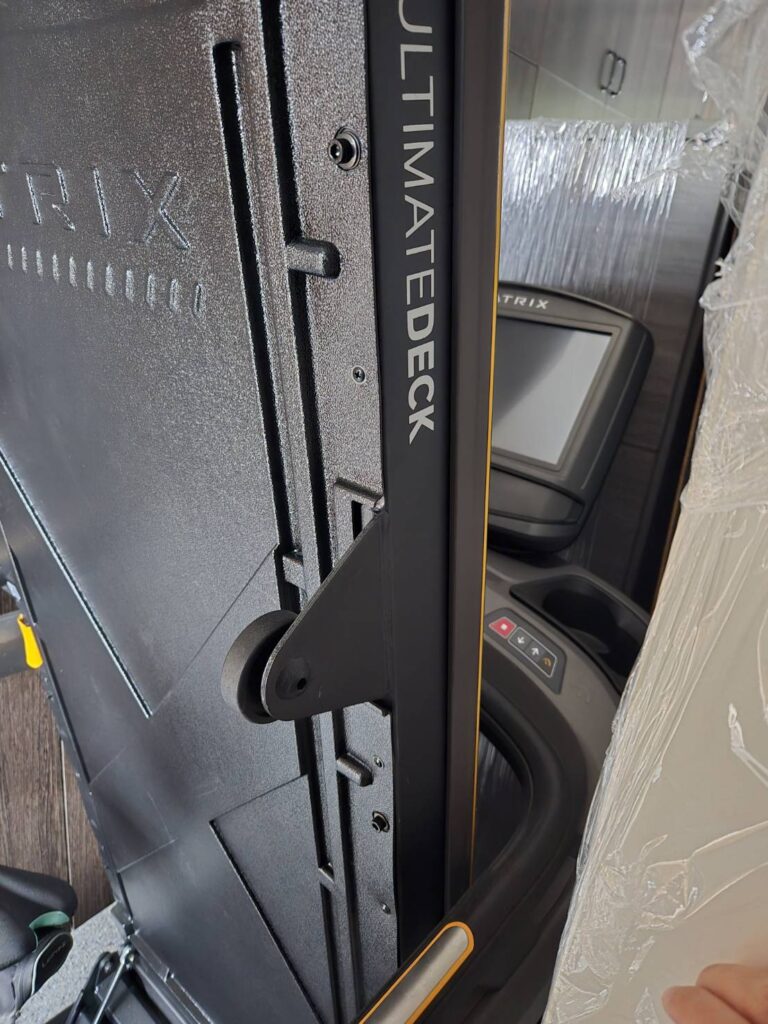 168 Moving长途搬家公司提供专车专送快速搬家方案，这种方式是安排一辆20-40尺的货车专门运送王女士的物品(货车大小决定搬家费用高低)，中途不接其他客户的货，优点是速度快，从西雅图到休斯顿只需要3到6天；缺点是价格较高，但168搬家公司强调即使是专车服务，168 Moving的价格也比United Van Lines、North American Van Lines等大型搬家公司便宜10%到20%，不但价格便宜，服务也比较好，没有隐藏费用，更不会随便乱加价钱。以26尺卡车为例，从西雅图到休斯顿两地搬运费用加上长途卡车费用大约是美金$6500-8500元(简单方式是一英里$3-4元，西雅图到休斯顿距离2200英里)，实际情况要看客户地址位置及东西多寡，是否需要上楼，是否位于偏远郊区，大型家具多寡都会影响搬运时间，搬运时间影响全部价格，通常搬运费用是两位工人时薪120-150/hr元。