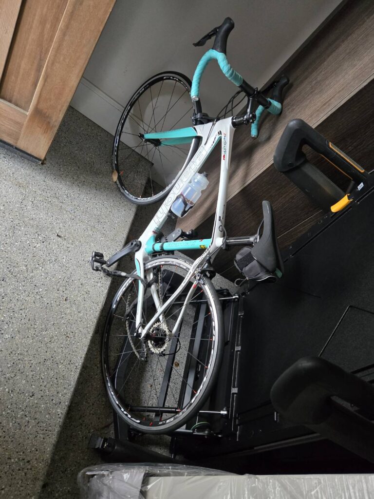 168 Moving长途搬家公司提供专车专送快速搬家方案，这种方式是安排一辆20-40尺的货车专门运送王女士的物品(货车大小决定搬家费用高低)，中途不接其他客户的货，优点是速度快，从西雅图到休斯顿只需要3到6天；缺点是价格较高，但168搬家公司强调即使是专车服务，168 Moving的价格也比United Van Lines、North American Van Lines等大型搬家公司便宜10%到20%，不但价格便宜，服务也比较好，没有隐藏费用，更不会随便乱加价钱。以26尺卡车为例，从西雅图到休斯顿两地搬运费用加上长途卡车费用大约是美金$6500-8500元(简单方式是一英里$3-4元，西雅图到休斯顿距离2200英里)，实际情况要看客户地址位置及东西多寡，是否需要上楼，是否位于偏远郊区，大型家具多寡都会影响搬运时间，搬运时间影响全部价格，通常搬运费用是两位工人时薪120-150/hr元。