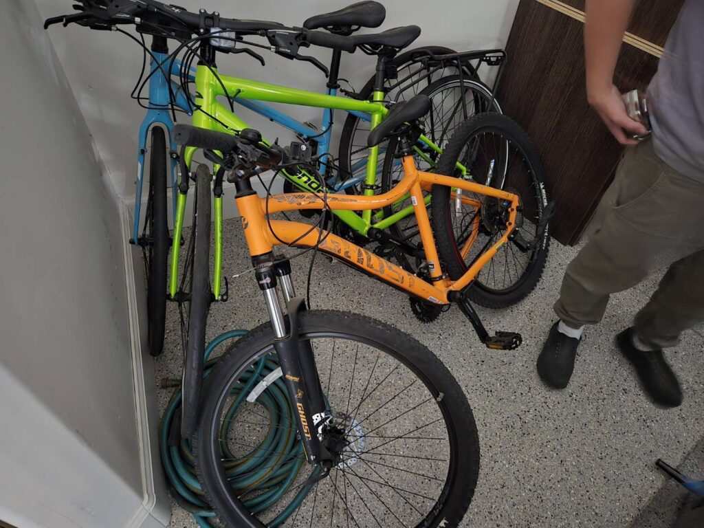 168 Moving长途搬家公司提供专车专送快速搬家方案，这种方式是安排一辆20-40尺的货车专门运送王女士的物品(货车大小决定搬家费用高低)，中途不接其他客户的货，优点是速度快，从西雅图到休斯顿只需要3到6天；缺点是价格较高，但168搬家公司强调即使是专车服务，168 Moving的价格也比United Van Lines、North American Van Lines等大型搬家公司便宜10%到20%，不但价格便宜，服务也比较好，没有隐藏费用，更不会随便乱加价钱。以26尺卡车为例，从西雅图到休斯顿两地搬运费用加上长途卡车费用大约是美金$6500-8500元(简单方式是一英里$3-4元，西雅图到休斯顿距离2200英里)，实际情况要看客户地址位置及东西多寡，是否需要上楼，是否位于偏远郊区，大型家具多寡都会影响搬运时间，搬运时间影响全部价格，通常搬运费用是两位工人时薪120-150/hr元。