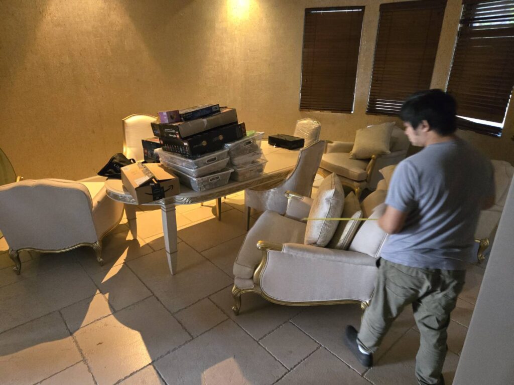 168 Moving长途搬家公司提供专车专送快速搬家方案，这种方式是安排一辆20-40尺的货车专门运送王女士的物品(货车大小决定搬家费用高低)，中途不接其他客户的货，优点是速度快，从西雅图到休斯顿只需要3到6天；缺点是价格较高，但168搬家公司强调即使是专车服务，168 Moving的价格也比United Van Lines、North American Van Lines等大型搬家公司便宜10%到20%，不但价格便宜，服务也比较好，没有隐藏费用，更不会随便乱加价钱。以26尺卡车为例，从西雅图到休斯顿两地搬运费用加上长途卡车费用大约是美金$6500-8500元(简单方式是一英里$3-4元，西雅图到休斯顿距离2200英里)，实际情况要看客户地址位置及东西多寡，是否需要上楼，是否位于偏远郊区，大型家具多寡都会影响搬运时间，搬运时间影响全部价格，通常搬运费用是两位工人时薪120-150/hr元。