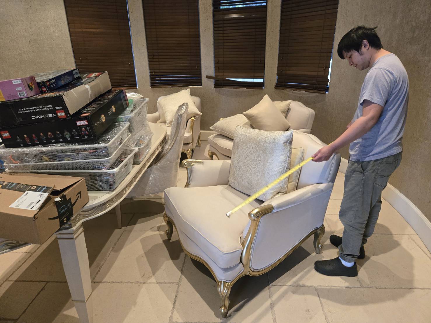 168 Moving长途搬家公司提供专车专送快速搬家方案，这种方式是安排一辆20-40尺的货车专门运送王女士的物品(货车大小决定搬家费用高低)，中途不接其他客户的货，优点是速度快，从西雅图到休斯顿只需要3到6天；缺点是价格较高，但168搬家公司强调即使是专车服务，168 Moving的价格也比United Van Lines、North American Van Lines等大型搬家公司便宜10%到20%，不但价格便宜，服务也比较好，没有隐藏费用，更不会随便乱加价钱。以26尺卡车为例，从西雅图到休斯顿两地搬运费用加上长途卡车费用大约是美金$6500-8500元(简单方式是一英里$3-4元，西雅图到休斯顿距离2200英里)，实际情况要看客户地址位置及东西多寡，是否需要上楼，是否位于偏远郊区，大型家具多寡都会影响搬运时间，搬运时间影响全部价格，通常搬运费用是两位工人时薪120-150/hr元。