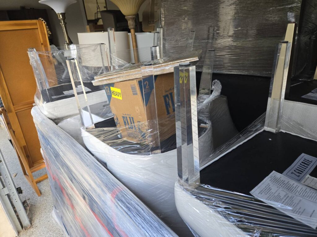 168 Moving长途搬家公司提供专车专送快速搬家方案，这种方式是安排一辆20-40尺的货车专门运送王女士的物品(货车大小决定搬家费用高低)，中途不接其他客户的货，优点是速度快，从西雅图到休斯顿只需要3到6天；缺点是价格较高，但168搬家公司强调即使是专车服务，168 Moving的价格也比United Van Lines、North American Van Lines等大型搬家公司便宜10%到20%，不但价格便宜，服务也比较好，没有隐藏费用，更不会随便乱加价钱。以26尺卡车为例，从西雅图到休斯顿两地搬运费用加上长途卡车费用大约是美金$6500-8500元(简单方式是一英里$3-4元，西雅图到休斯顿距离2200英里)，实际情况要看客户地址位置及东西多寡，是否需要上楼，是否位于偏远郊区，大型家具多寡都会影响搬运时间，搬运时间影响全部价格，通常搬运费用是两位工人时薪120-150/hr元。