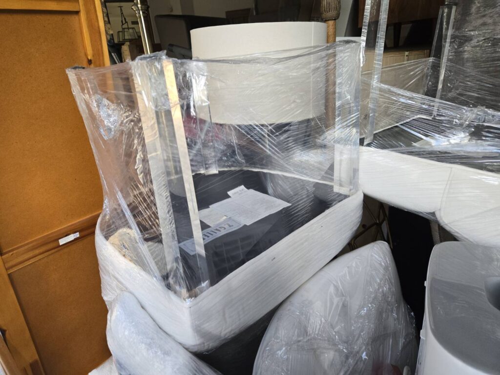 168 Moving长途搬家公司提供专车专送快速搬家方案，这种方式是安排一辆20-40尺的货车专门运送王女士的物品(货车大小决定搬家费用高低)，中途不接其他客户的货，优点是速度快，从西雅图到休斯顿只需要3到6天；缺点是价格较高，但168搬家公司强调即使是专车服务，168 Moving的价格也比United Van Lines、North American Van Lines等大型搬家公司便宜10%到20%，不但价格便宜，服务也比较好，没有隐藏费用，更不会随便乱加价钱。以26尺卡车为例，从西雅图到休斯顿两地搬运费用加上长途卡车费用大约是美金$6500-8500元(简单方式是一英里$3-4元，西雅图到休斯顿距离2200英里)，实际情况要看客户地址位置及东西多寡，是否需要上楼，是否位于偏远郊区，大型家具多寡都会影响搬运时间，搬运时间影响全部价格，通常搬运费用是两位工人时薪120-150/hr元。