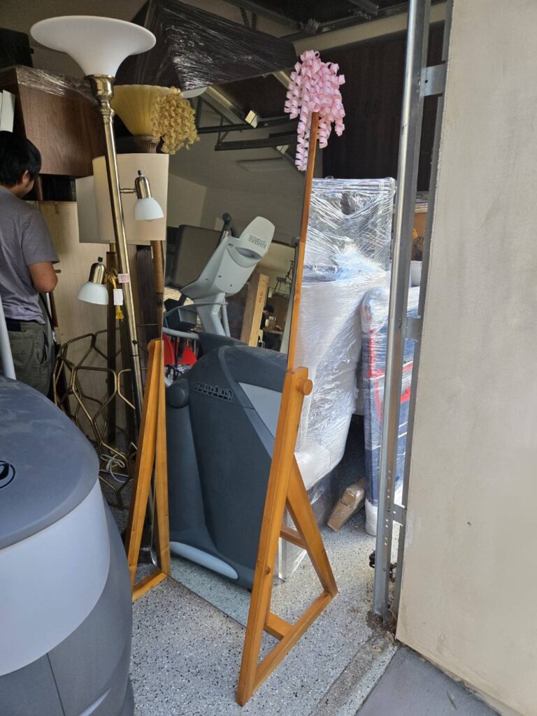 168 Moving长途搬家公司提供专车专送快速搬家方案，这种方式是安排一辆20-40尺的货车专门运送王女士的物品(货车大小决定搬家费用高低)，中途不接其他客户的货，优点是速度快，从西雅图到休斯顿只需要3到6天；缺点是价格较高，但168搬家公司强调即使是专车服务，168 Moving的价格也比United Van Lines、North American Van Lines等大型搬家公司便宜10%到20%，不但价格便宜，服务也比较好，没有隐藏费用，更不会随便乱加价钱。以26尺卡车为例，从西雅图到休斯顿两地搬运费用加上长途卡车费用大约是美金$6500-8500元(简单方式是一英里$3-4元，西雅图到休斯顿距离2200英里)，实际情况要看客户地址位置及东西多寡，是否需要上楼，是否位于偏远郊区，大型家具多寡都会影响搬运时间，搬运时间影响全部价格，通常搬运费用是两位工人时薪120-150/hr元。