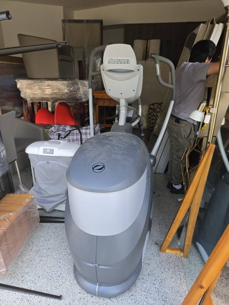 168 Moving长途搬家公司提供专车专送快速搬家方案，这种方式是安排一辆20-40尺的货车专门运送王女士的物品(货车大小决定搬家费用高低)，中途不接其他客户的货，优点是速度快，从西雅图到休斯顿只需要3到6天；缺点是价格较高，但168搬家公司强调即使是专车服务，168 Moving的价格也比United Van Lines、North American Van Lines等大型搬家公司便宜10%到20%，不但价格便宜，服务也比较好，没有隐藏费用，更不会随便乱加价钱。以26尺卡车为例，从西雅图到休斯顿两地搬运费用加上长途卡车费用大约是美金$6500-8500元(简单方式是一英里$3-4元，西雅图到休斯顿距离2200英里)，实际情况要看客户地址位置及东西多寡，是否需要上楼，是否位于偏远郊区，大型家具多寡都会影响搬运时间，搬运时间影响全部价格，通常搬运费用是两位工人时薪120-150/hr元。